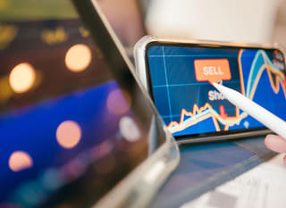 Bitcoin Ethereum और forex विकल्पों का विश्लेषण करने वाला बहु-बाजार ट्रेडर